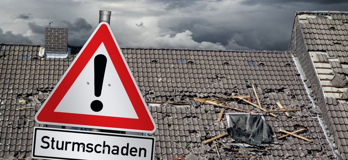 Achtung Sturmschaden warnschild vor zerstörtem abgedecktem dach unwetter naturkatastrophe sturm konzept hintergrund